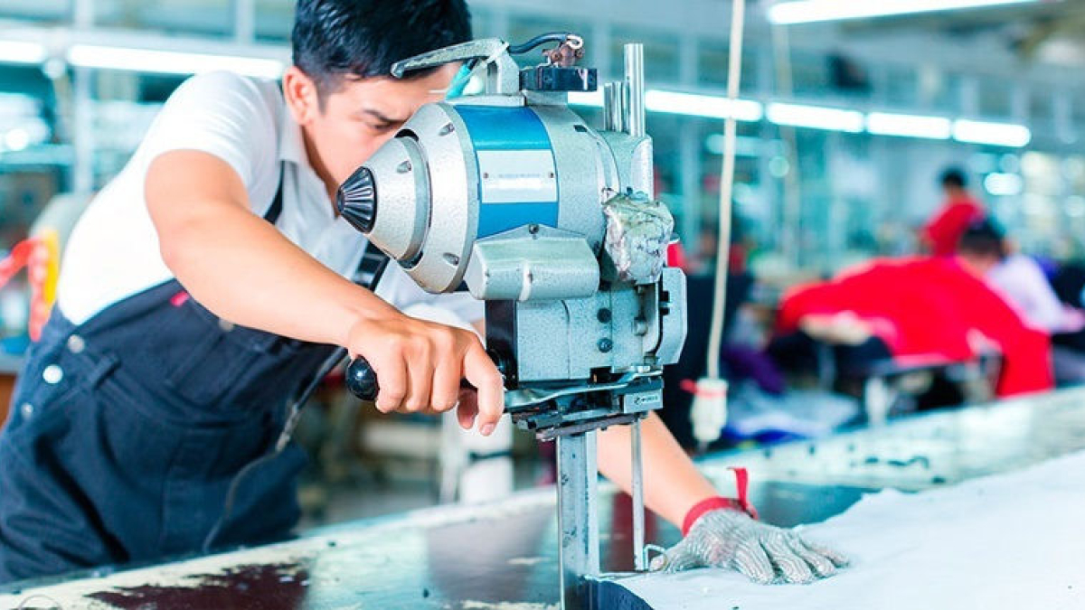 Un treballador, en el seu lloc de treball en una empresa industrial. - UGT/EUROPA PRESS