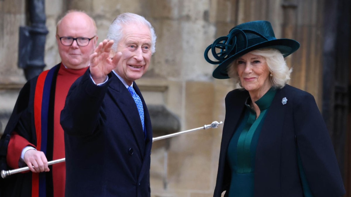 Carlos III junto a Camila saludando a los presentes en el exterior de la iglesia de San Jorge. - EFE