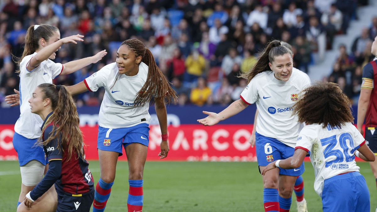 Jugadores del Barça celebren un dels gols. - EFE