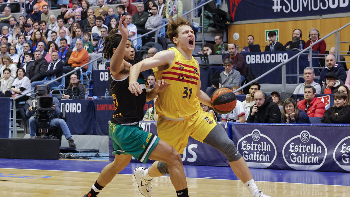 El azulgrana Jokubaitis, ante el local Devon Dotson. - EFE