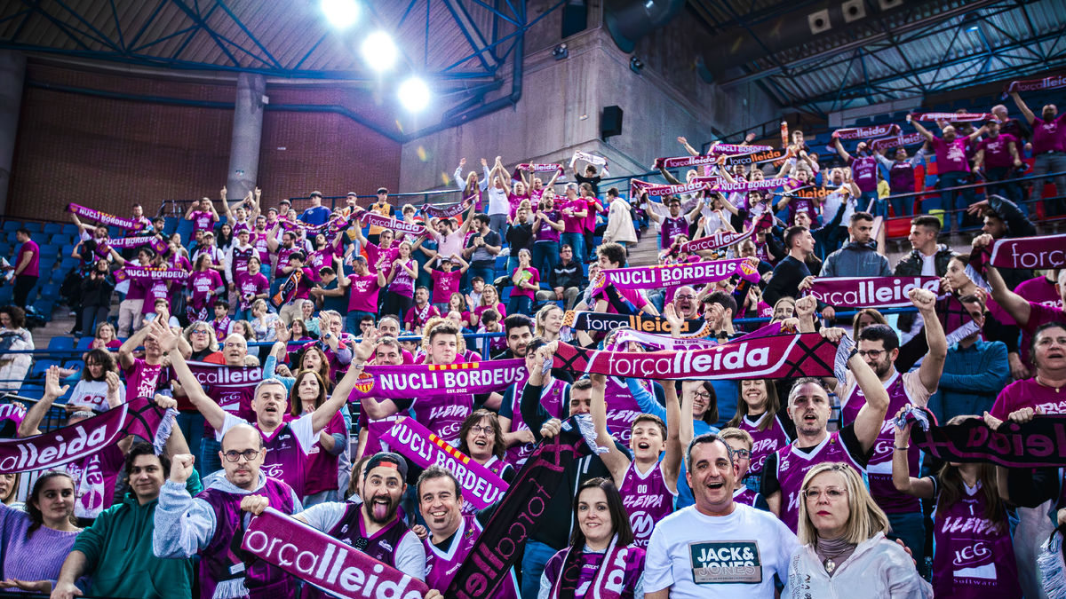Més de 300 lleidatans van estar ahir acompanyant l’ICG Força Lleida al Palacio de los Deportes de la Rioja. - POL PUERTAS