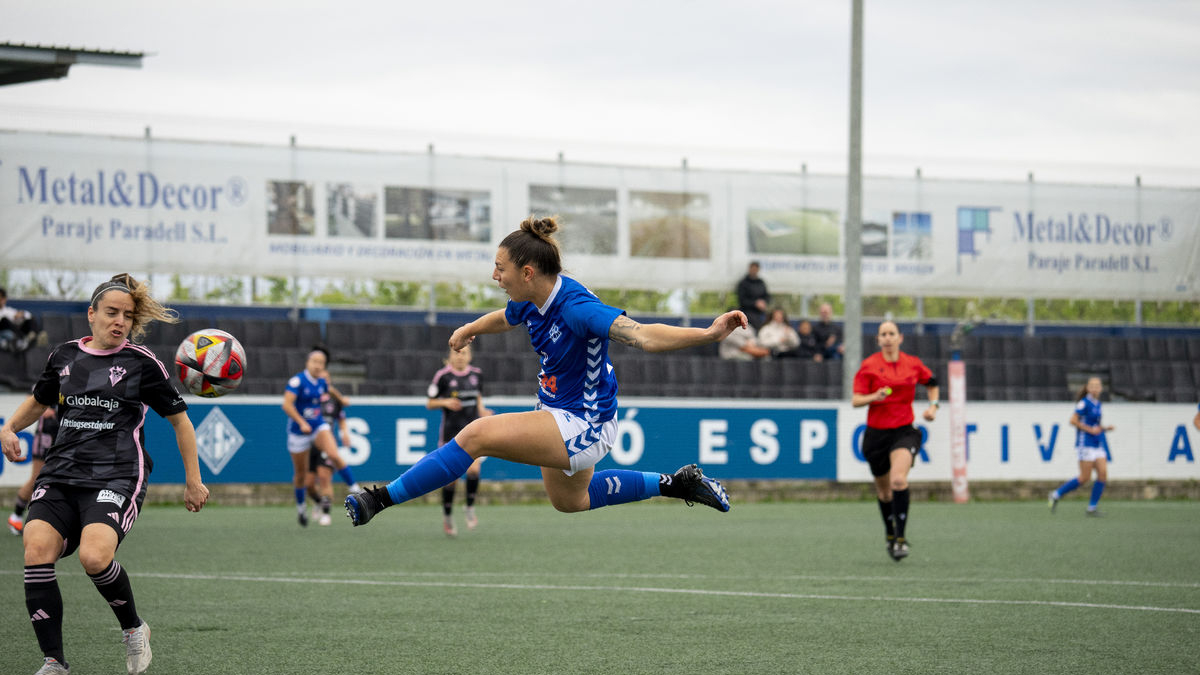 Aithiara, justo después de golpear el balón de volea para adelantar al AEM en el minuto 8. - PAU PASCUAL