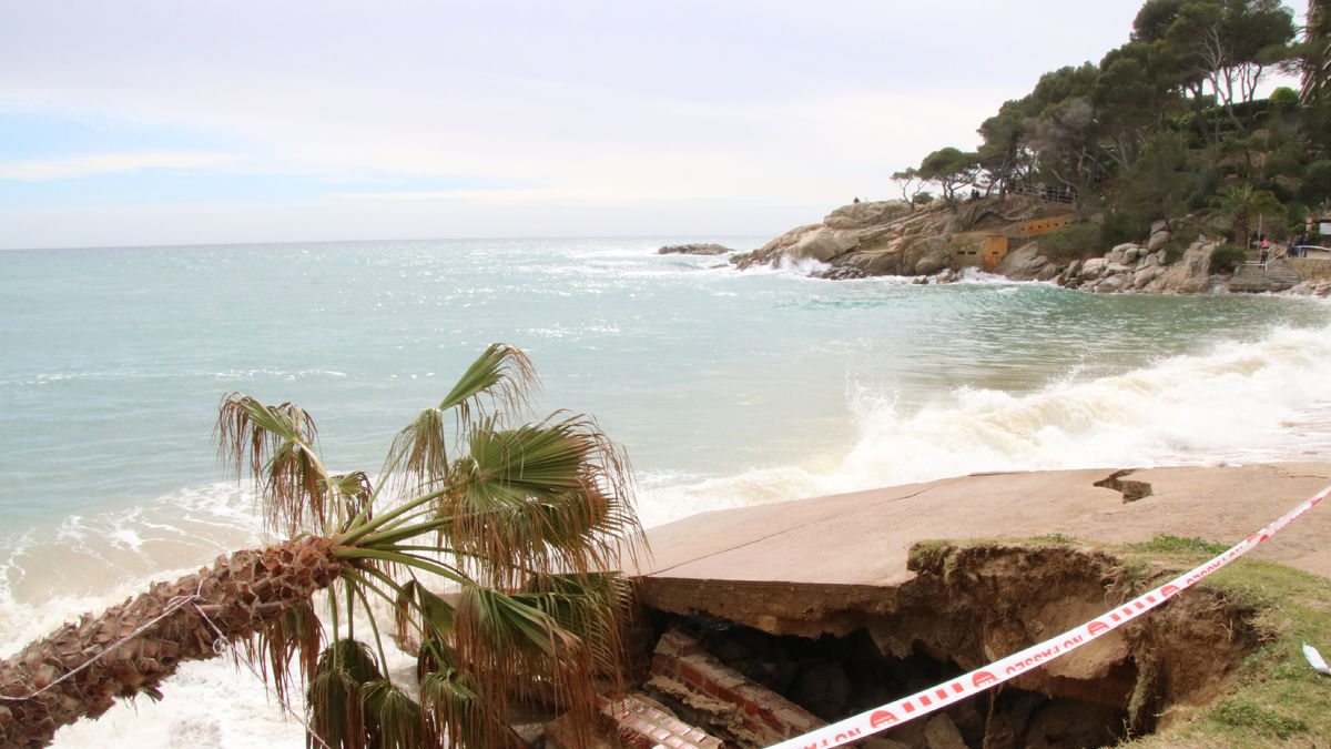 Destrozos por el temporal en una playa de Calonge. - ARIADNA RECHE/ACN
