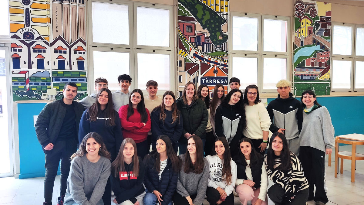 Foto de família dels participants al costat de l’edil d’Educació. - AJUNTAMENT DE TÀRREGA