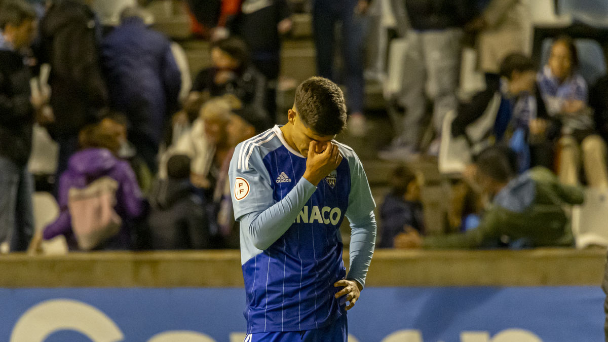 Javi Robles es lamenta al perdre diumenge contra el Sant Andreu. - JORDI ECHEVARRIA