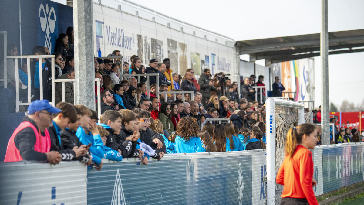 Vista de la grada del Recasens en el partit de l’equip femení davant del Barça B. - PAU PASCUAL