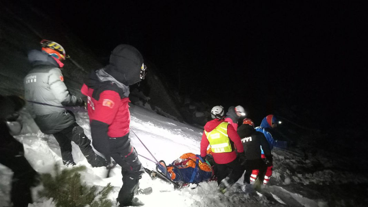 Evacuació dels ferits diumenge a la nit fins a una zona on van muntar un campament. - BOMBERS