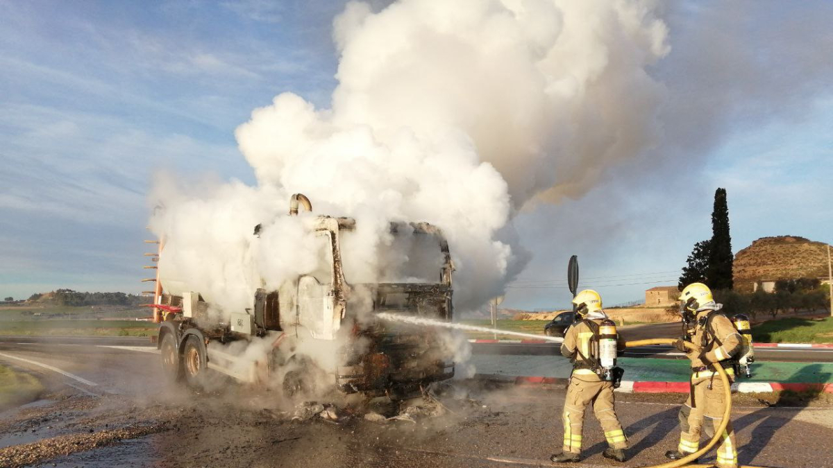 El camió incendiat a Alfés.