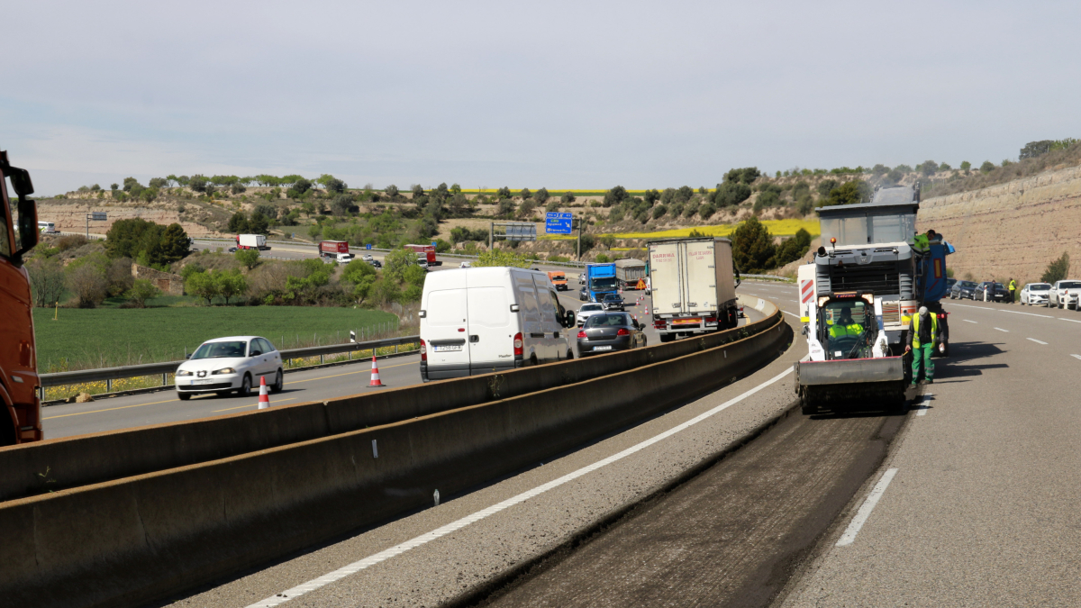 Treballs de millora del ferm de l'A-2 a Cervera en sentit Lleida i vehicles circulant en ambdós sentits de la marxa pel carril contrari a causa de les obres.