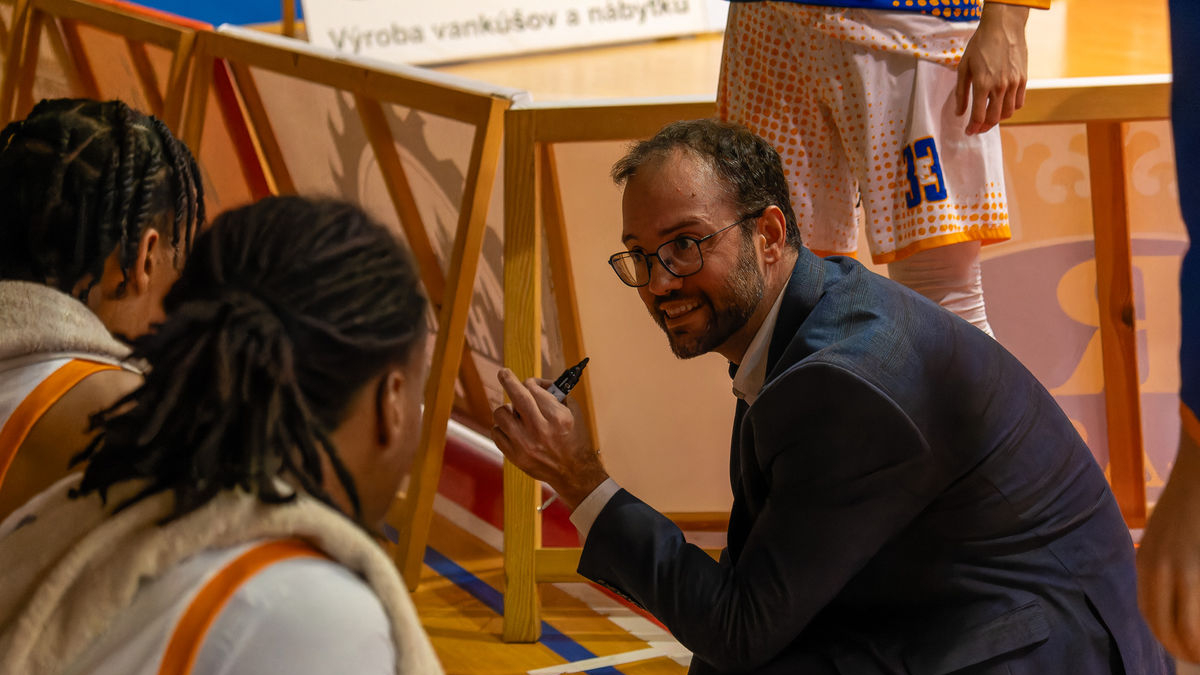 Jordi Guàrdia, durant un temps mort aquesta temporada al capdavant del BKM Lucenec eslovac. - SEGRE