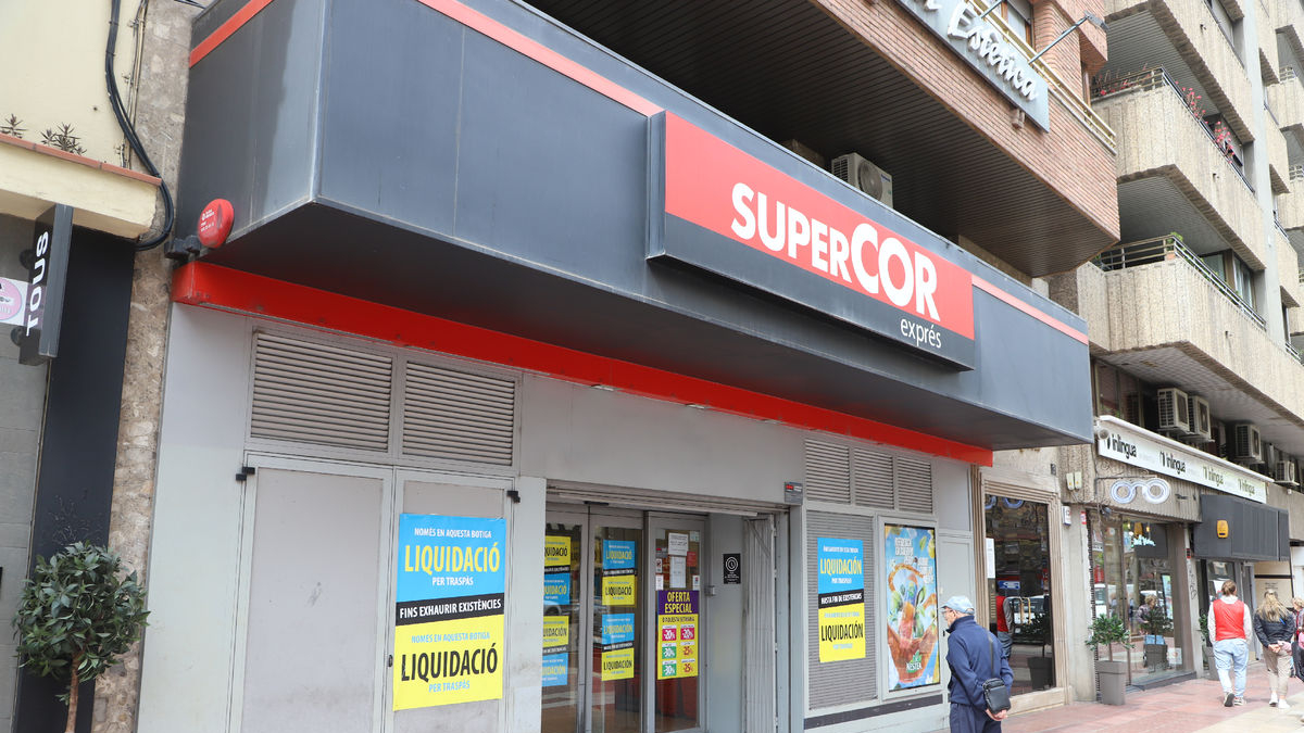 El Supercor de Rovira Roure, con carteles de liquidación. - MAGDALENA ALTISENT