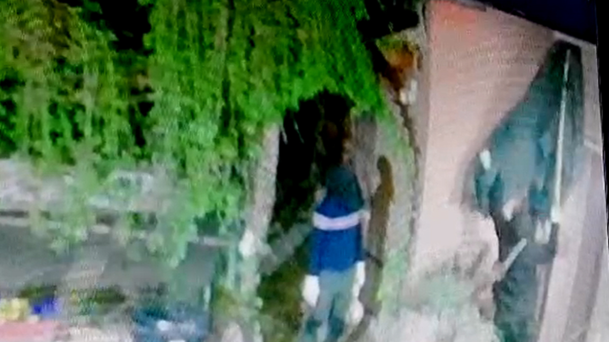 Els lladres intentant tapar una de les càmeres de seguretat.