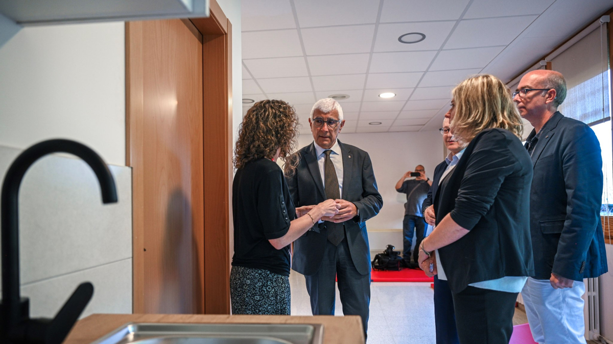 El conseller, en un moment de la seua visita al futur hospital de dia infantil i juvenil a Tremp.