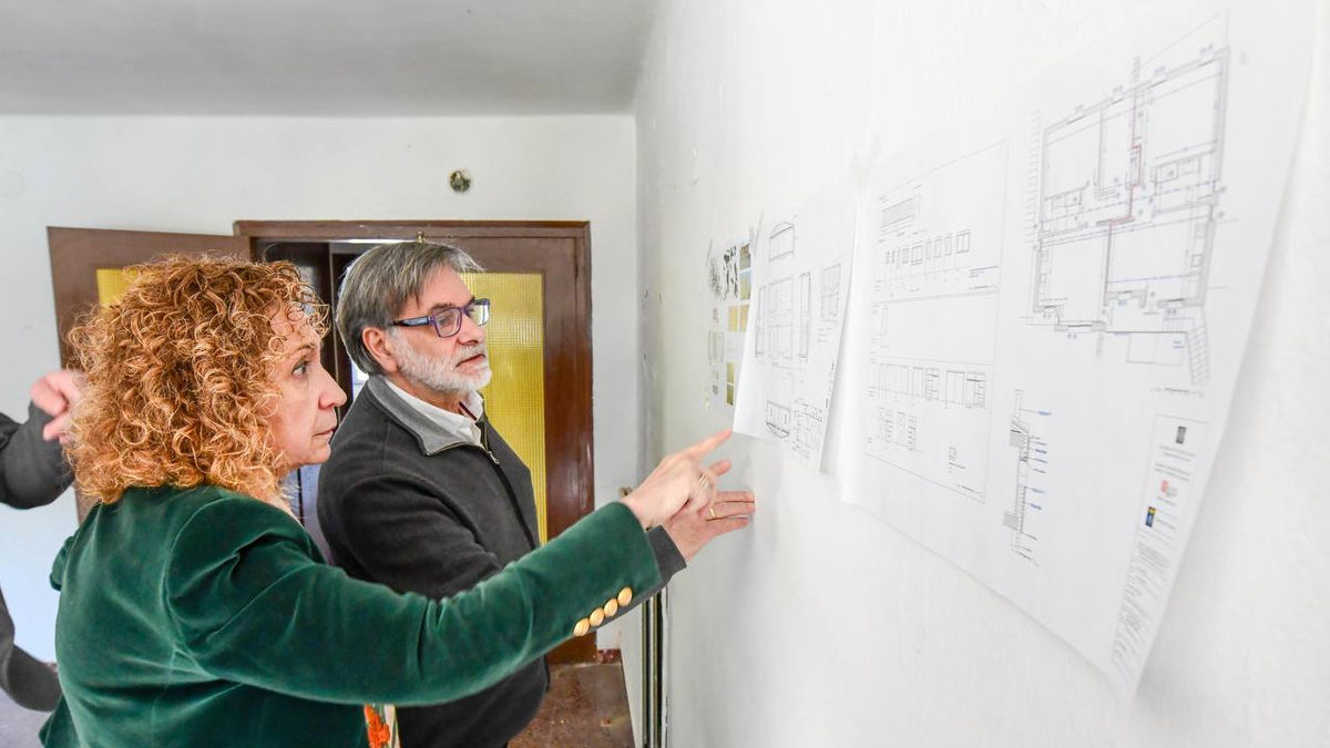 La consellera de Territori, Ester Capella, va visitar l’antic edifici de les escoles del Soleràs. - TERRITORI
