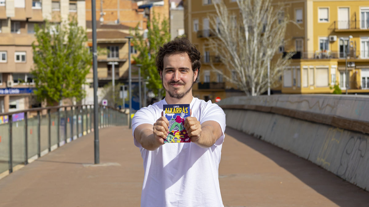 Joan Saló, autor del còmic, mostra un exemplar de la seua obra. - JORDI ECHEVARRÍA