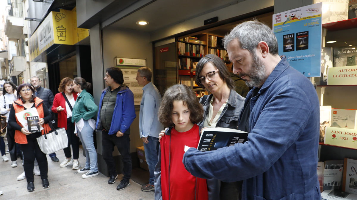 L’escriptor lleidatà Carles Porta, firmant llibres l’any passat a Lleida la vigília de Sant Jordi. - AMADO FORROLLA