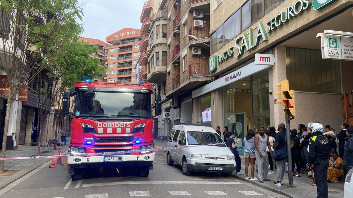 Incendi en un pis del carrer Anselm Clavé de Lleida.