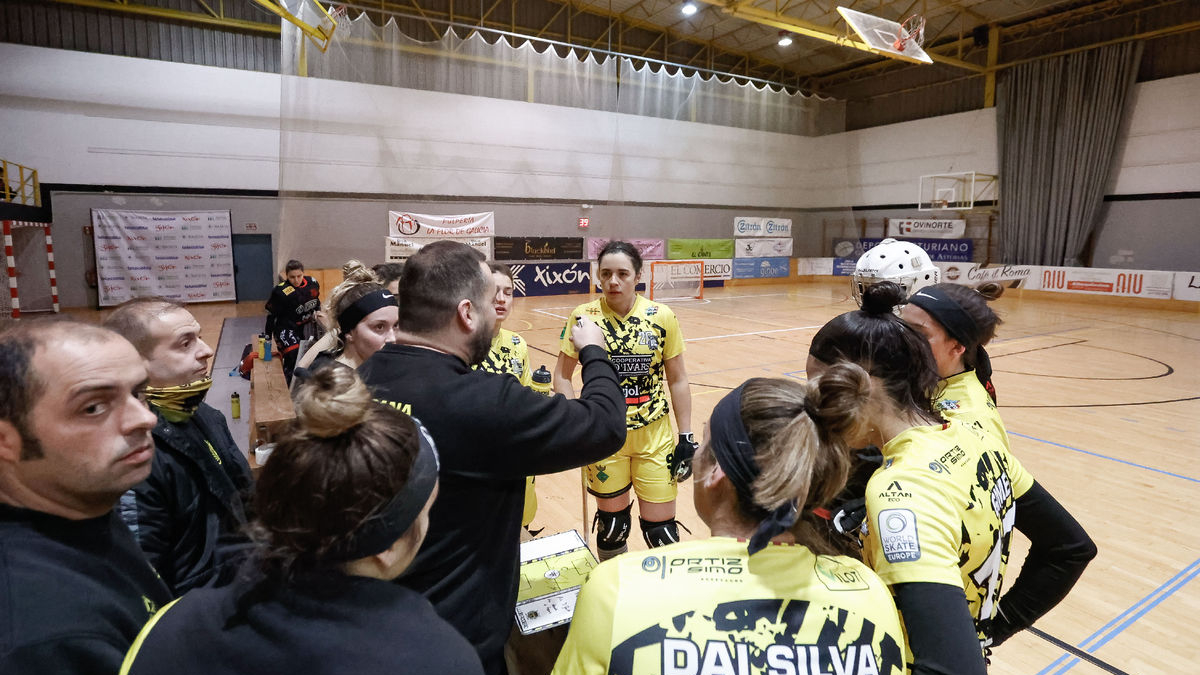 Lluís Rodero dona instruccions a les seues jugadores durant el partit de Lliga a Gijón.