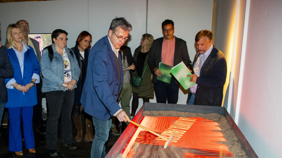 El presidente de la Diputación de Lleida, Joan Talarn, ayer en la exposición de UP junto a Joan Caball. - GERARD HOYAS