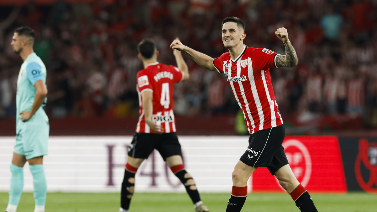 Oihan Sancet celebra el tanto que significó el empate en el tiempo reglamentario. - EFE