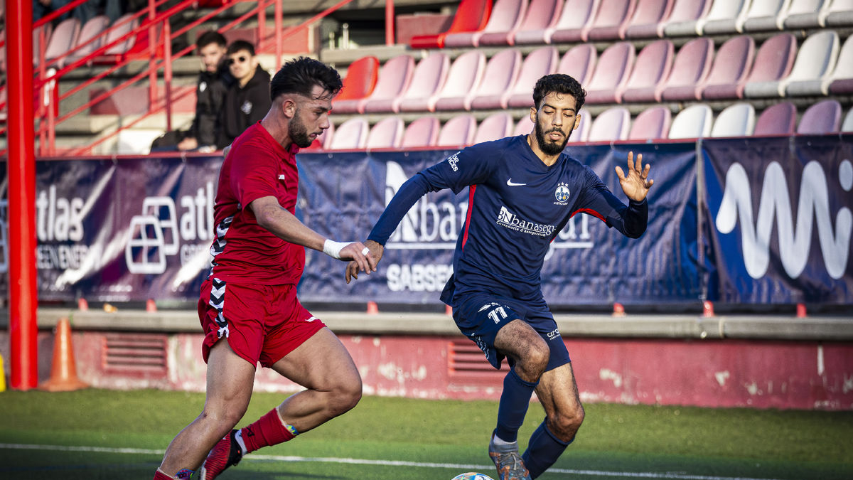 Youssef, en una acción del partido de la primera vuelta ante la Guineueta en el Ramon Farrús. - POL PUERTAS