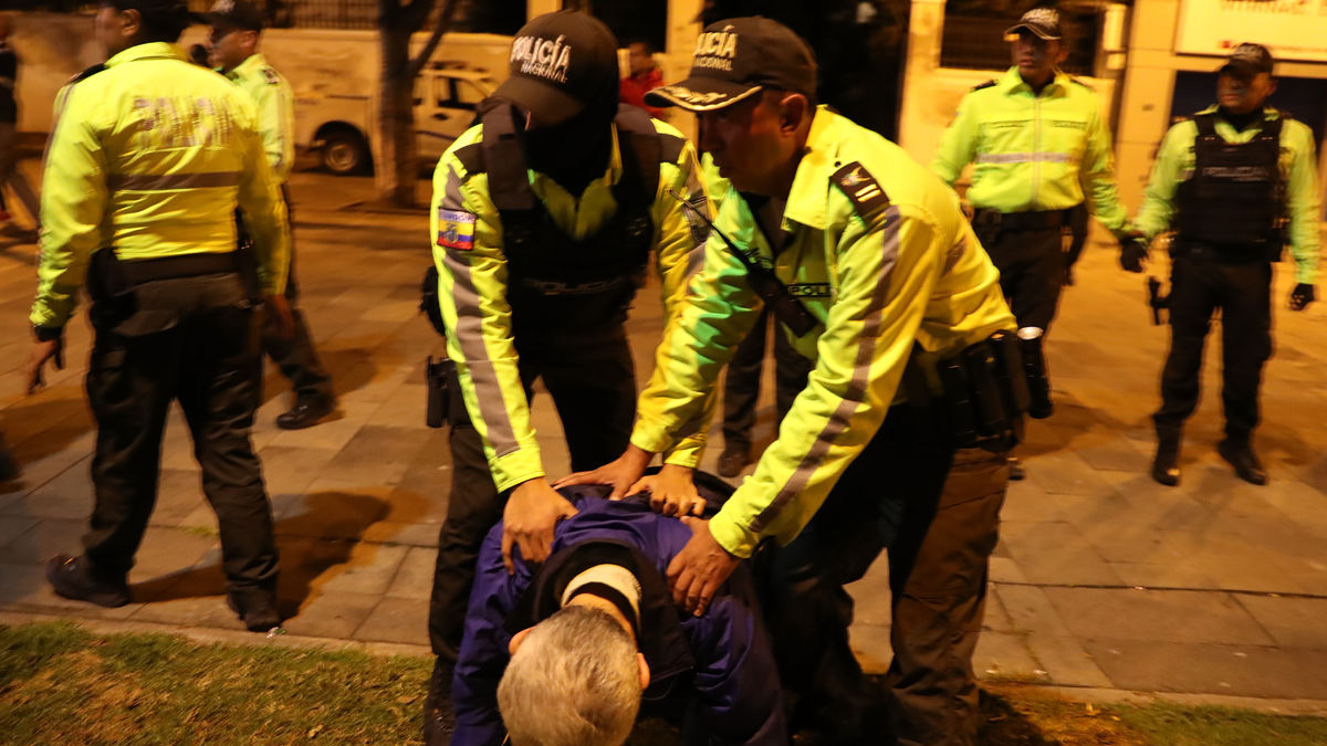 Forcejeo del jefe de Cancillería mexicana, Roberto Canseco, con policías ecuatorianos. - EFE/ JOSÉ JÁCOME