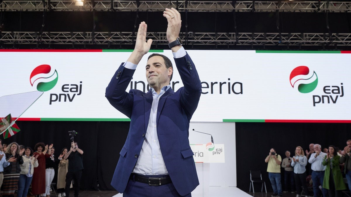 Eneko Andueza y Pedro Sánchez, que ayer pidió el voto para el PSE y conjurarse contra el PP y Vox. - EFE