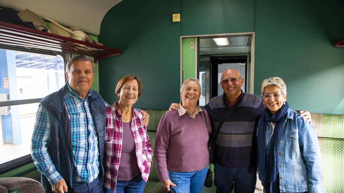 Un grupo de amigos de Sant Pere de Ribes que no quisieron perderse el primer trayecto de la campaña. - GERARD HOYAS