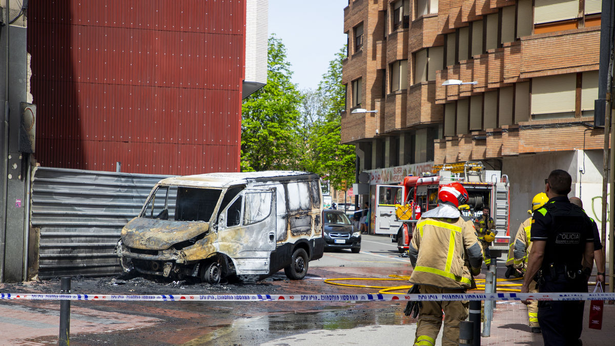 Un incendio calcina por completo una furgoneta en la plaza Noguerola - GERARD HOYAS