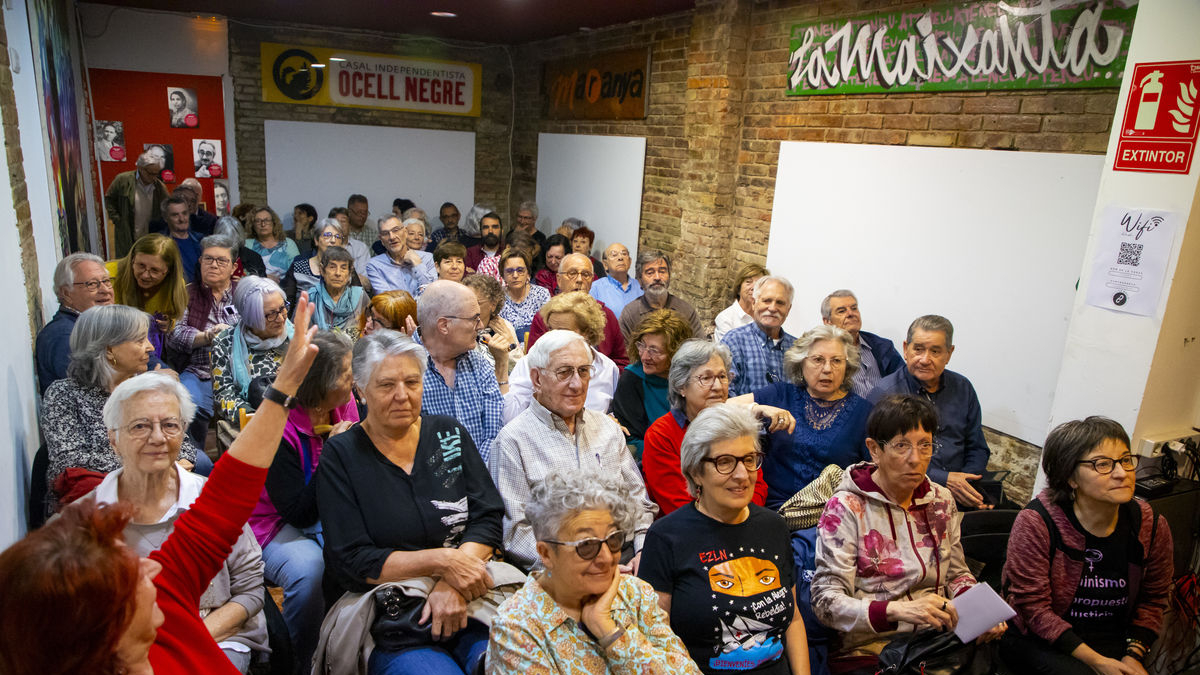 El debat va omplir l’aforament de la sala de l’Ateneu La Baula. - GERARD HOYAS