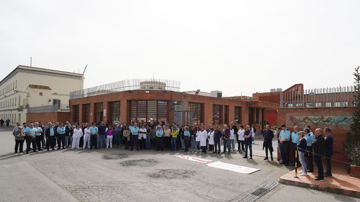 Minuto de silencio el pasado 20 de marzo a las puertas de la cárcel de Lleida en recuerdo de la cocinera asesinada en Mas d’Enric. - JORGE AGUSTÍN