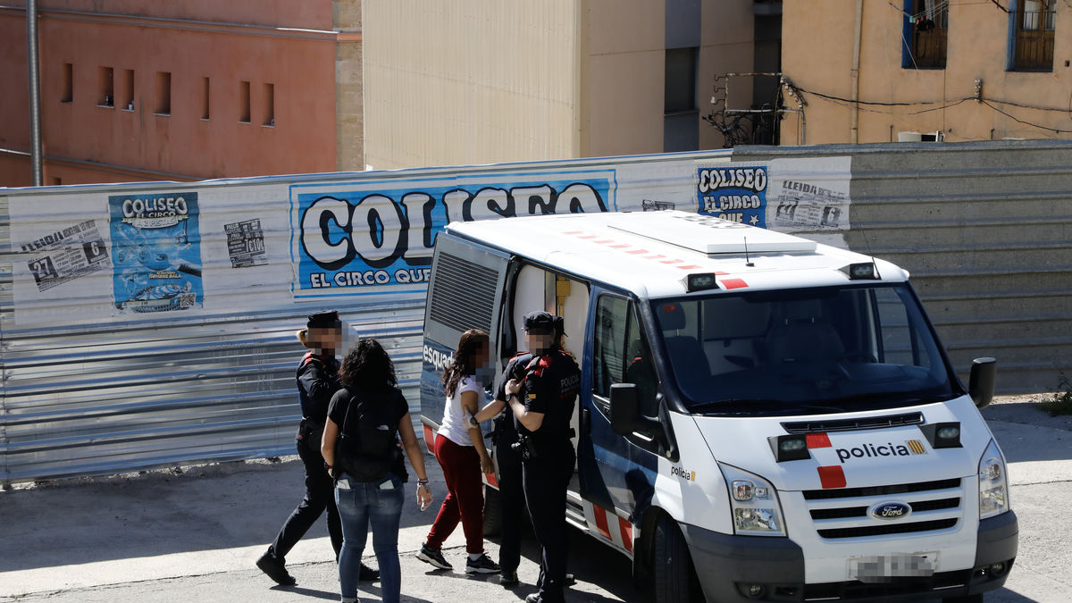 El operativo de los Mossos d’Esquadra, el jueves en el Barri Antic. - AMADO FORROLLA