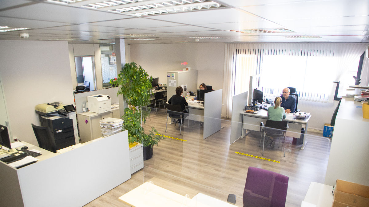 Oficina de información al consumidor (OMIC), en el edificio Mercolleida de la avenida Tortosa. - GERARD HOYAS