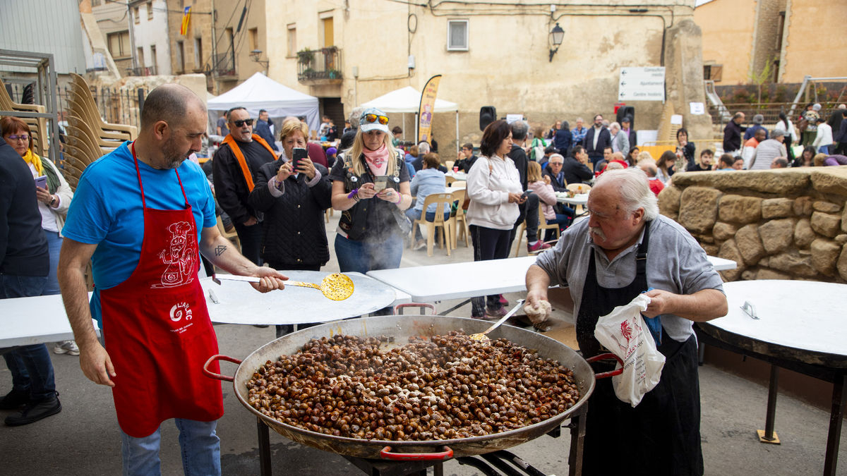 Més de 500 persones van participar en el dinar popular per la fira i el centenari. - GERARD HOYAS