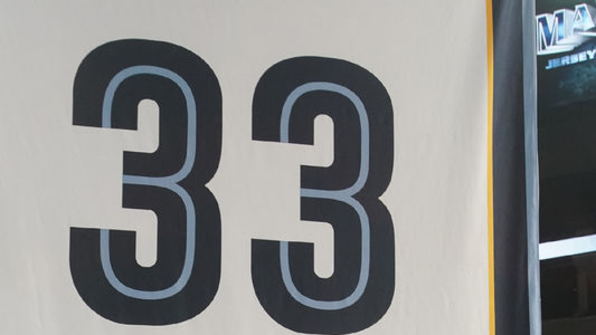 Marc Gasol posa con la gigantesca camiseta con su número 33. - EFE