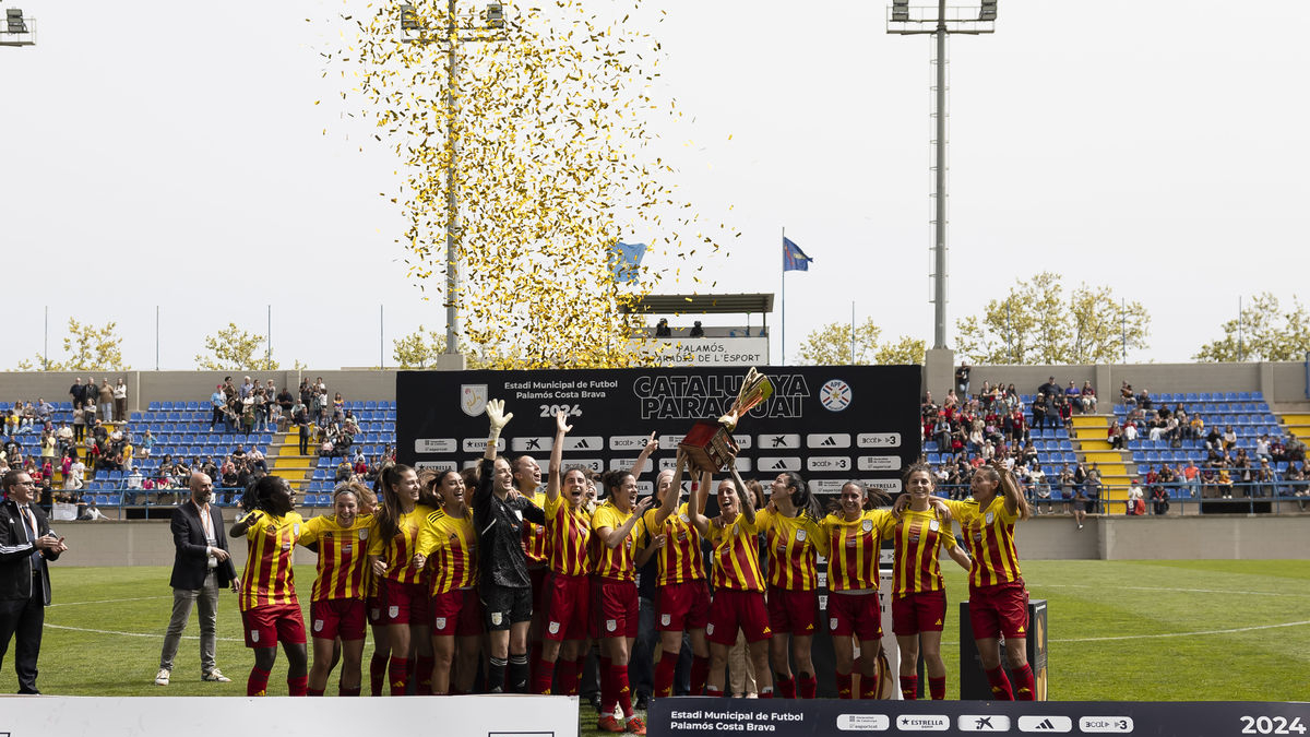 Las jugadoras de la Selecció levantan el trofeo de ganadoras del partido ante Paraguay. - FCF