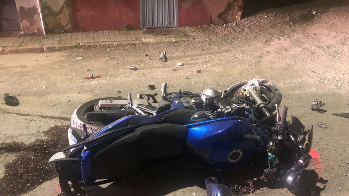 Estado en el que quedó la motocicleta ayer por la noche después del accidente. - L.PEDRÓS