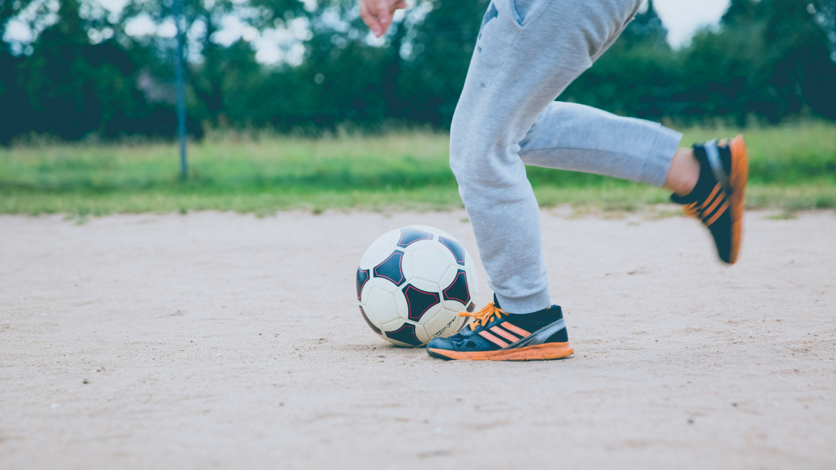Un niño jugando a la pelota.