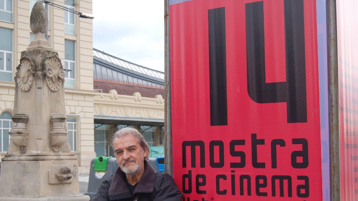Rodolfo Mederos recién llegado a Lleida posando ante el cartel de la Mostra delante de la estación.