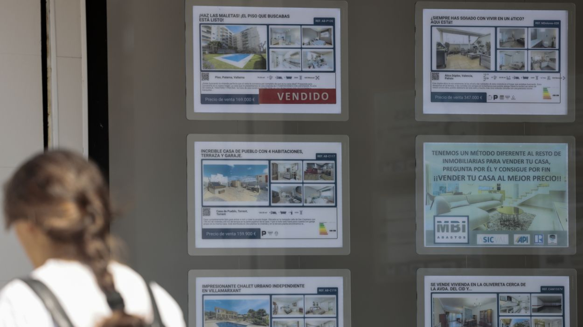 Anuncios en el escaparate de una inmobiliaria.