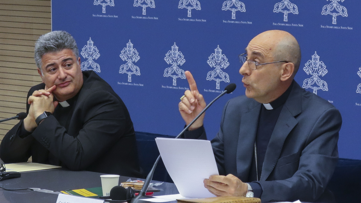 El nuevo prefecto, el cardenal argentino Víctor Manuel Fernández (derecha), junto al subsecretario adjunto de Doctrina de la Fe, el sacerdote Armando Matteo (izquierda), presenta el documento titulado 'Dignitas infinita', este lunes en Ciudad del Vaticano.