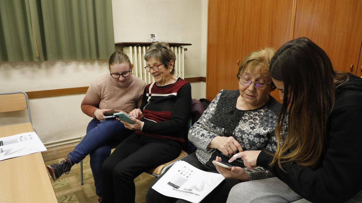 Alumnes de l’Episcopal ensenyant a usar WhatsApp a gent gran. - GENERALITAT