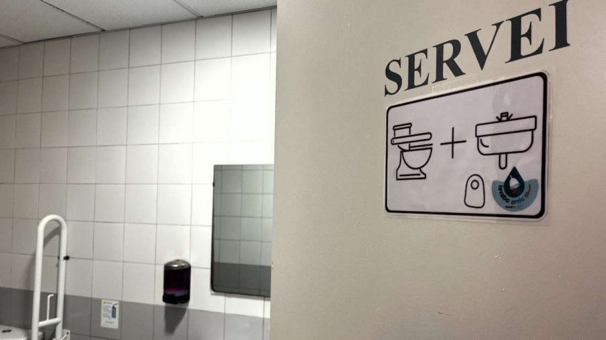 Un lavabo adaptat de la UdL amb distintiu a la porta. - UDL