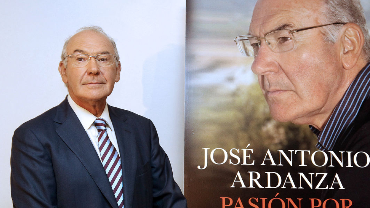 Imatge del 2011 de José Antonio Ardanza durant la presentació del llibre que recull les seues memòries. - EFE/ALFREDO ALDAI