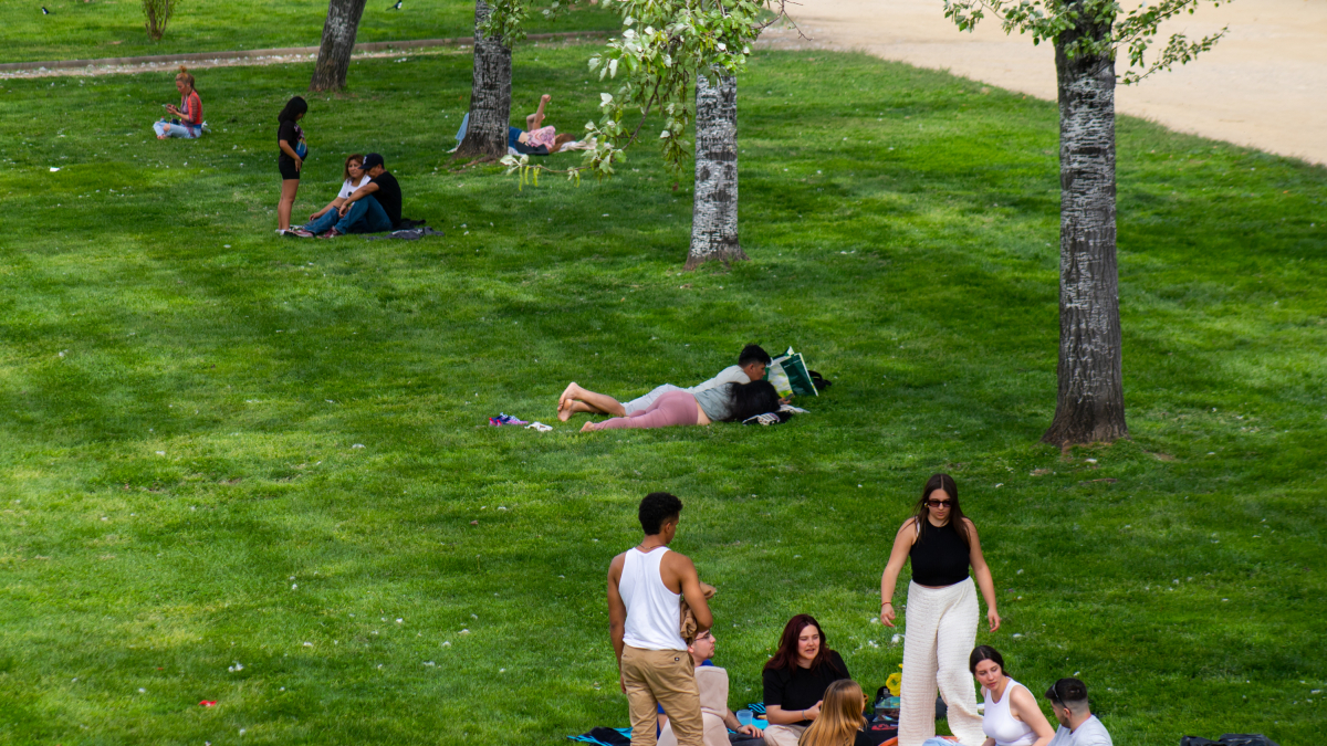 Leridanos disfrutando del sol a la canalización del río este domingo 7 de abril.