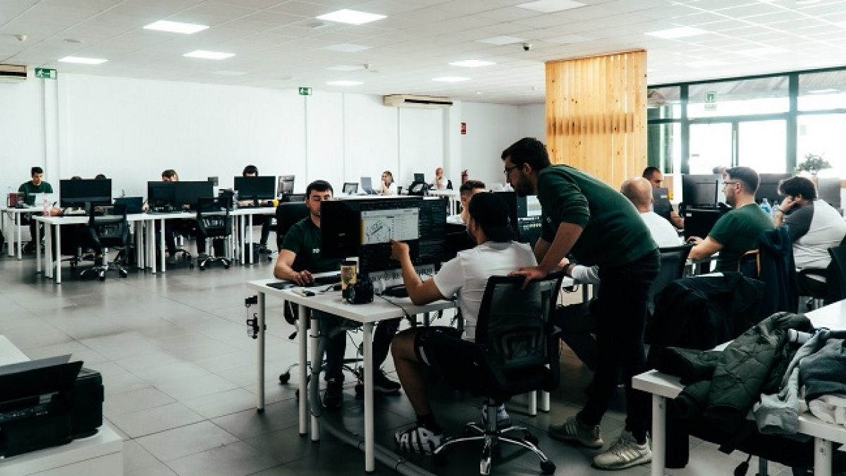 Imatge de les instal·lacions de Recomotor per a la classificació i venda de peces de segona mà.