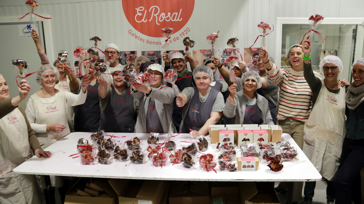 Treballadores de l'obrador social El Rosal de Tàrrega mostren les roses de galeta i xocolata que elaboren aquests dies per la campanya de Sant Jordi.