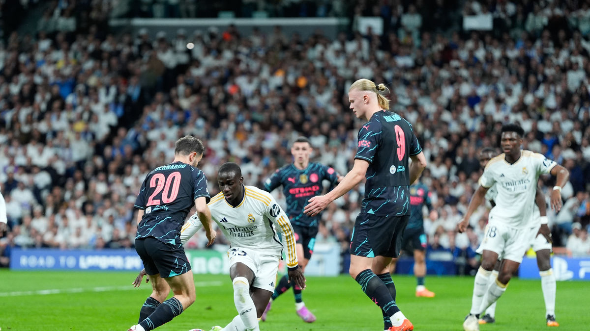 Bernardo Silva i Haaland, en una acció davant del madridista Mendy. - EUROPA PRESS