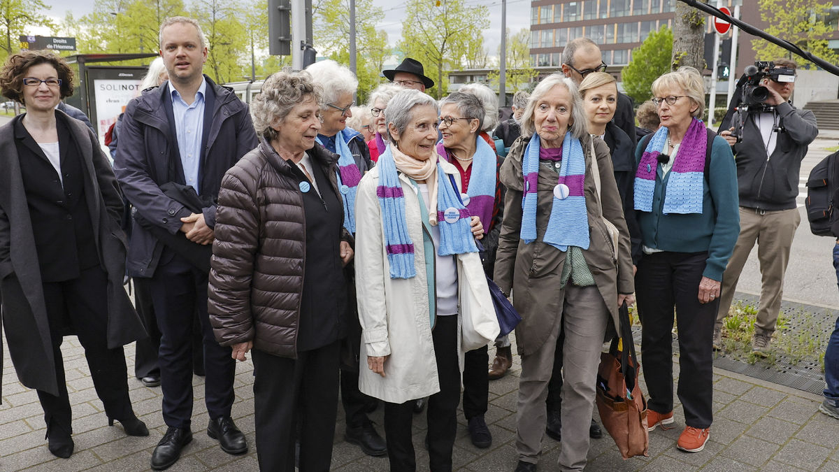 Activistes de KlimaSeniorinnen de Suïssa, davant del Tribunal Europeu de Drets Humans (TEDH). - EFE/EPA/RONALD WITTEK