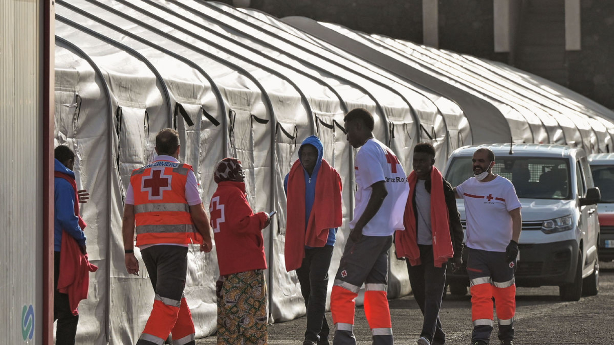 Immigrants socorreguts a l’arribar a les Canàries el mes passat. - AGÈNCIES
